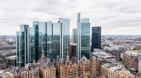 Vue aérienne d'immeubles tertiaires européens modernes illustrant la diversification SCPI