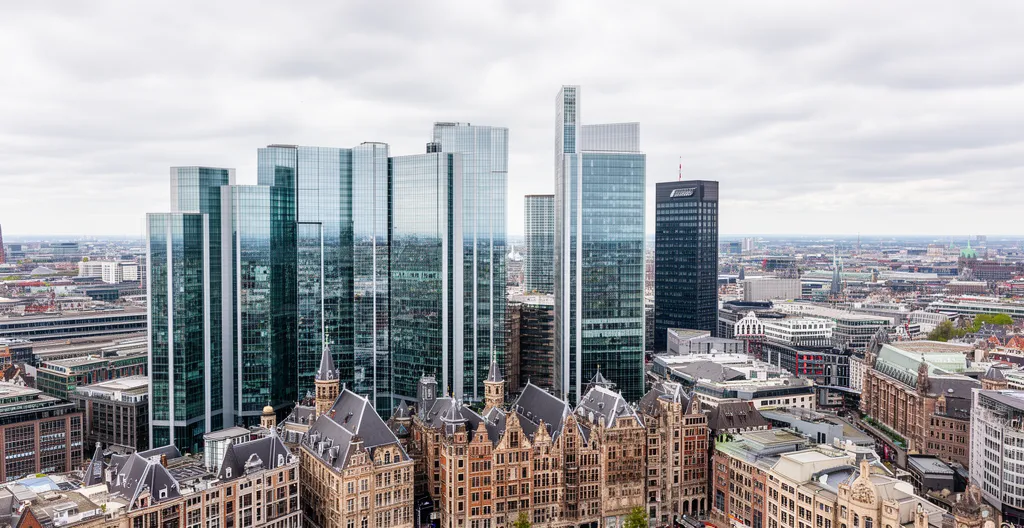 Vue aérienne d'immeubles tertiaires européens modernes illustrant la diversification SCPI